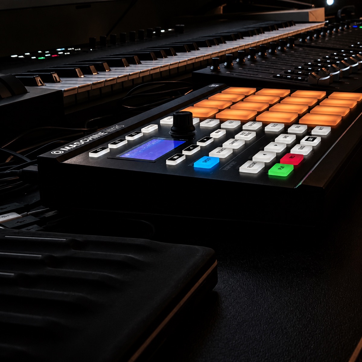 Maschine pad controller and keyboard in the studio